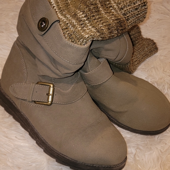 Muk Luks Brown Khaki Sweater Boots - Size 6 - GUC - Side Zipper and Buckles - Picture 2 of 10